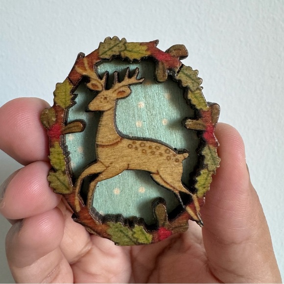 🦌 Handcrafted Cottagecore Reindeer Wood Brooch (Hand painted wood deer) - Picture 8 of 10